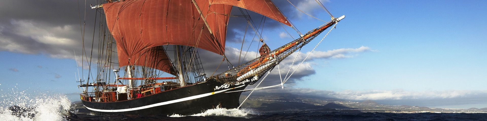 Schiffsbild der Eye of the Wind unter vollen Segeln