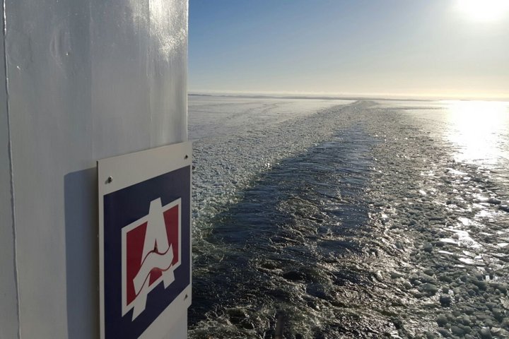 Unterwegs auf dem Meer Mit dem Frachtschiff unterwegs auf dem Meer