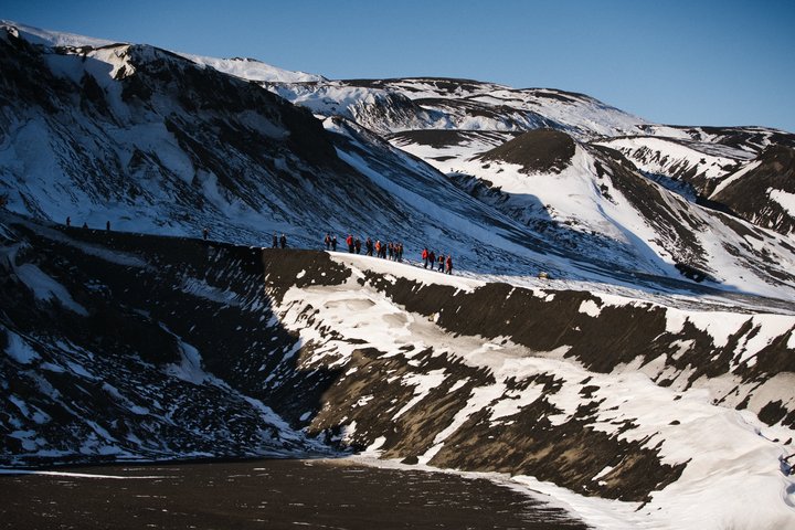 Wandergruppe in der Antarktis auf einem Hügelkamm unterwegs