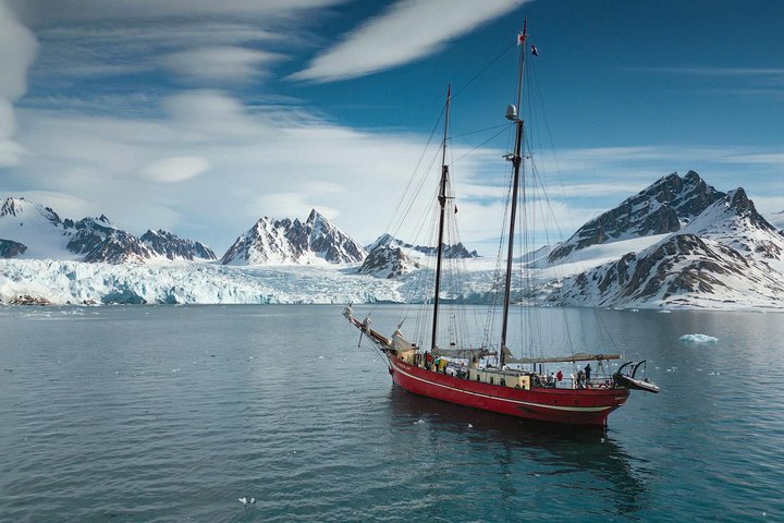 Rund um Spitzbergen mit einem Motorsegler