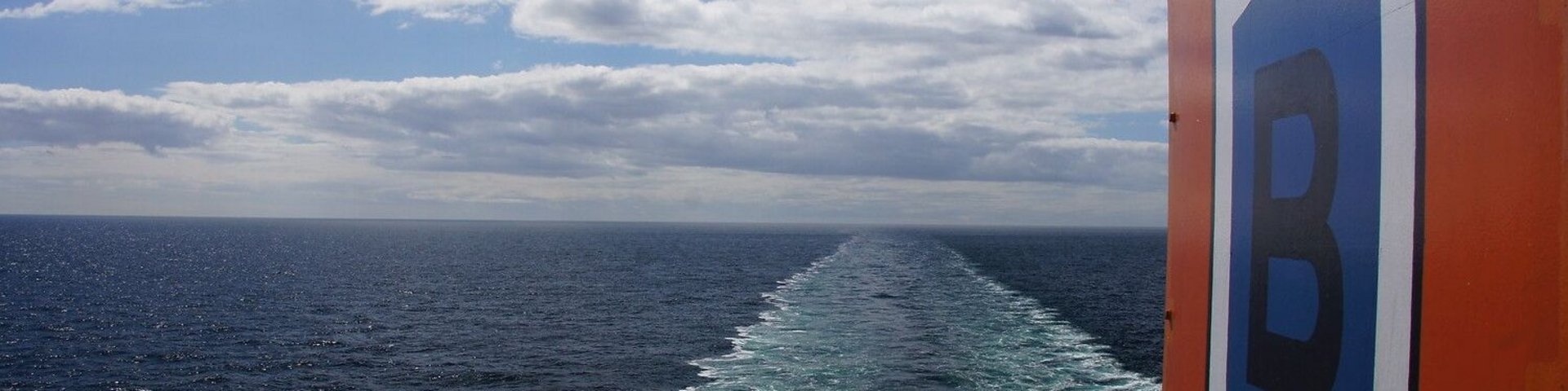 Blick aufs Meer von einem Frachtschiff aus