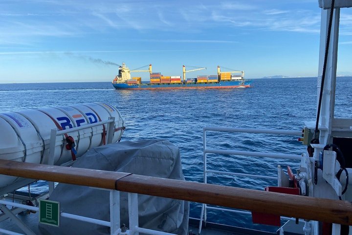 Containerschiff vor Gibraltar