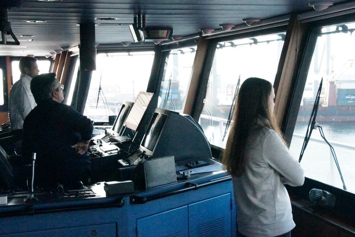 Kommandobrücke Kommandobrücke Frachtschiff mit Passagier und Mannschaft