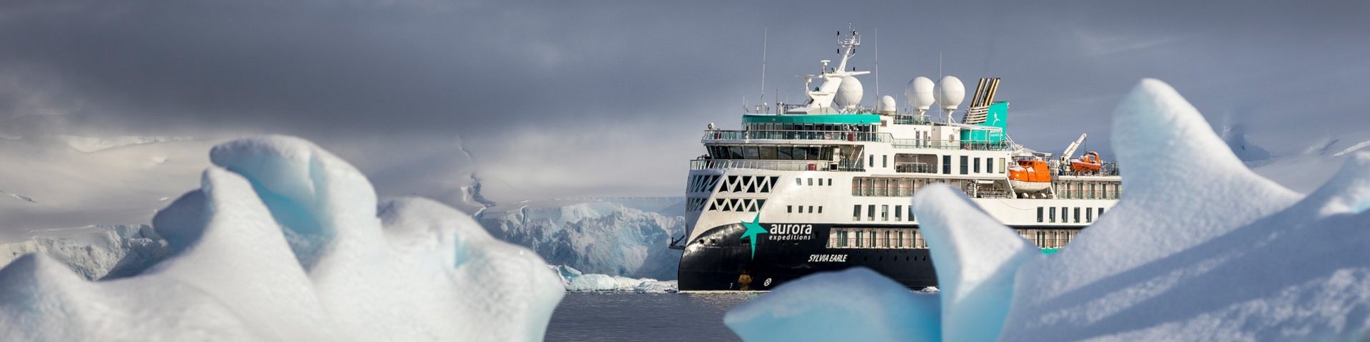 Expeditionsschiff zwischen den Eisschollen