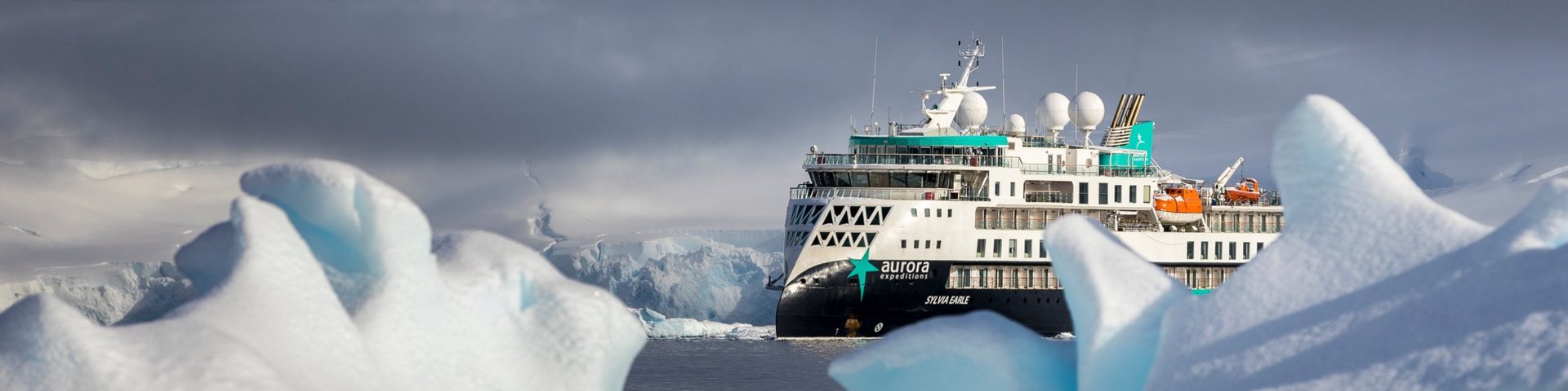 Expeditionsschiff zwischen Eismassen