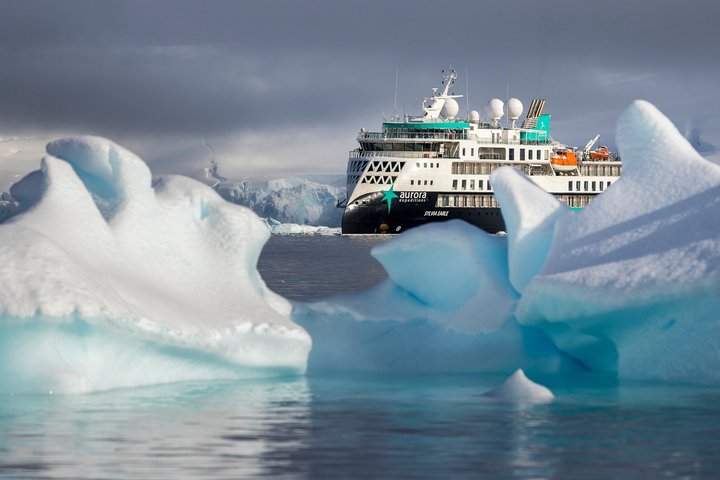 Expeditionsschiff zwischen Eismassen