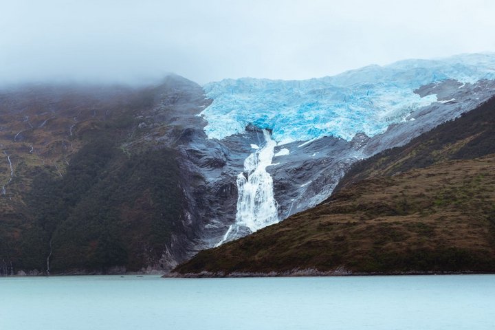 Gletscher und Gletscherfluss in Patagonien
