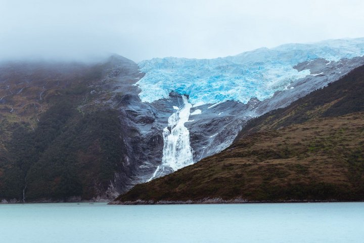 Gletscher und Gletscherfluss in Patagonien