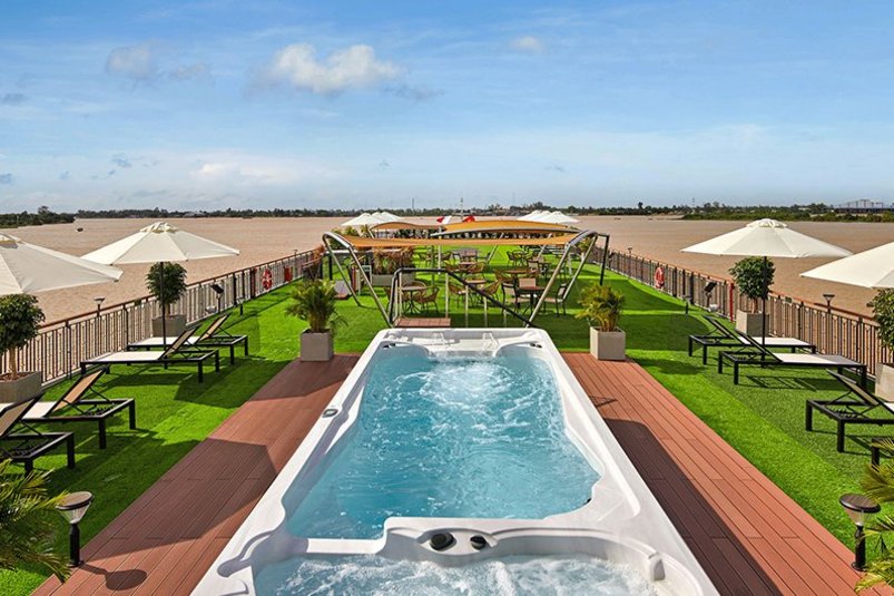 Sonnendeck mit Pool und Putting Green Sonnendeck mit Pool und Putting Green