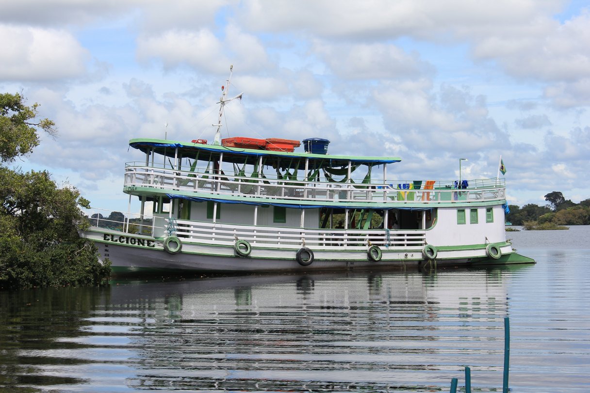 Schiff auf dem Amazonas Schiff auf dem Amazonas