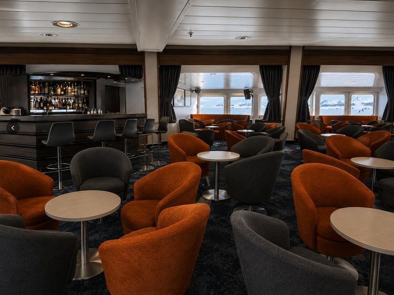 Vortragsraum und Bar auf dem Schiff Adventurer Vortragsraum und Bar auf dem Schiff Adventurer