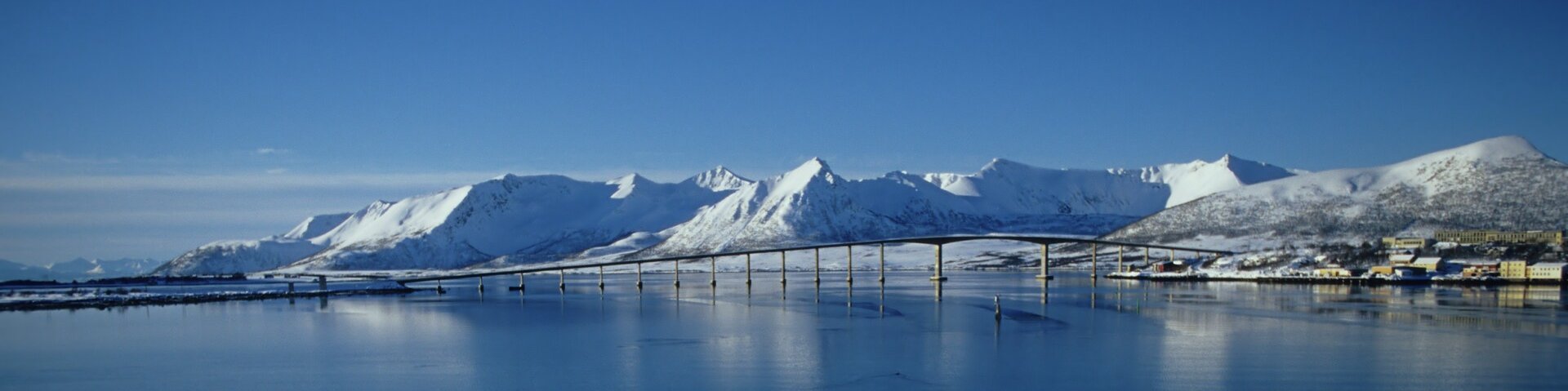 Schneeberge am Ufer einer Bucht in Grönland Schneeberge am Ufer einer Bucht in Grönland