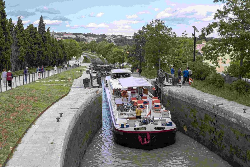 Flusskreuzfahrtschiff Athos in einer Schleuse