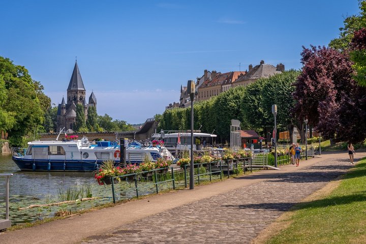 Flusspromenade in Metz Flusspromenade in Metz