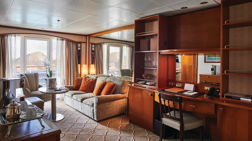 Wohnbereich der Silver Suite auf der Silver Wind