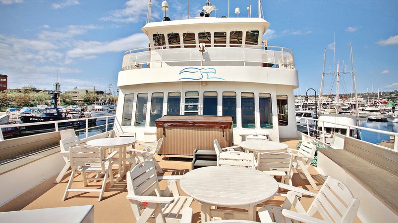 Aussendeck mit Whirlpool an Bord der Wilderness Explorer