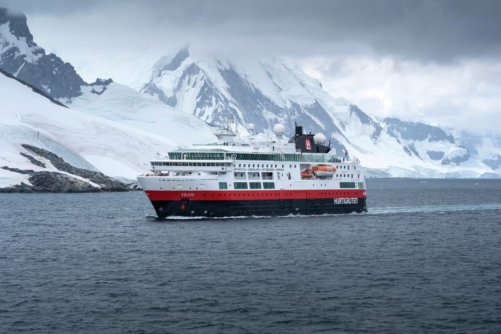 MS Fram von Hurtigruten in der Antarktis