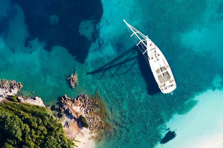 Segelschiff vor Anker
