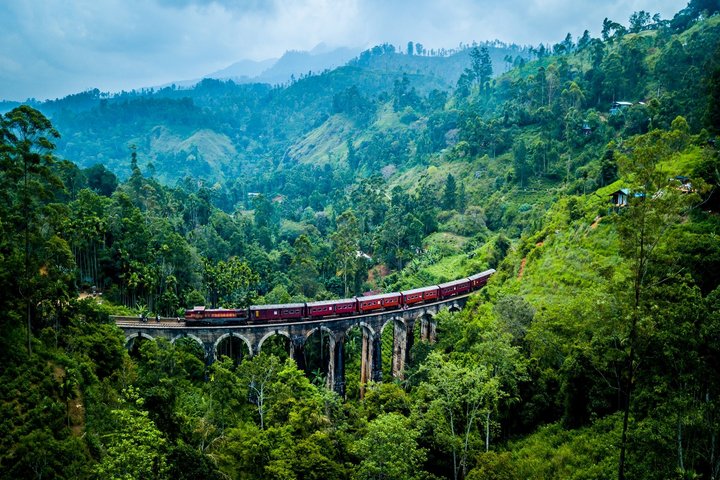 Zug auf der Nine Arches Brücke in Sri Lanka