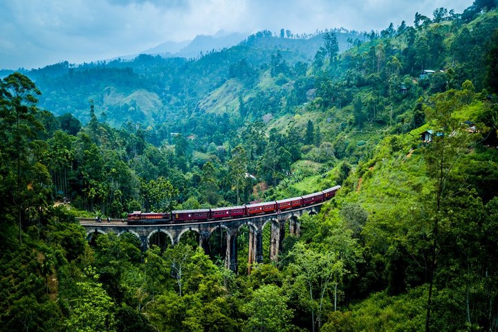 Zug auf der Nine Arches Brücke in Sri Lanka