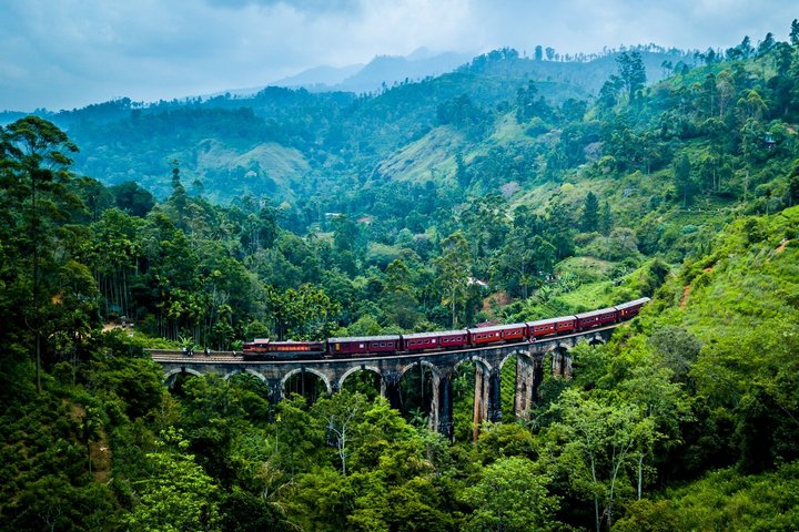 Zug auf der Nine Arches Brücke in Sri Lanka