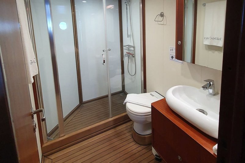 Nasszelle Masterkabine auf Segelschiff Chronos