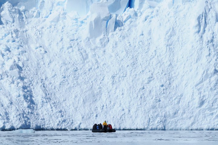 Zodiac vor einem Tafeleisberg (Foto: Jörg Ehrlich)