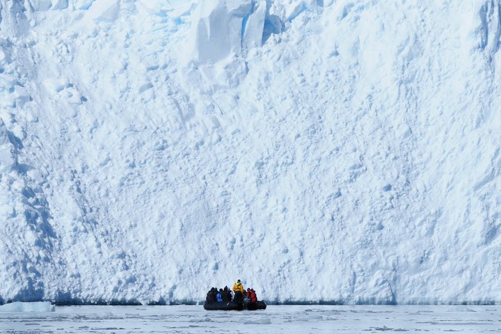 Zodiac vor Tafeleisbergwand