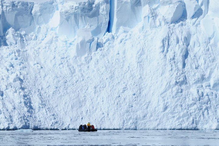 Zodiacfahrt vor einem Eisberg