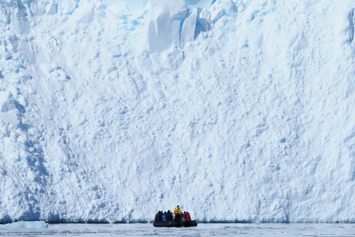 Zodiac vor Tafeleisbergwand