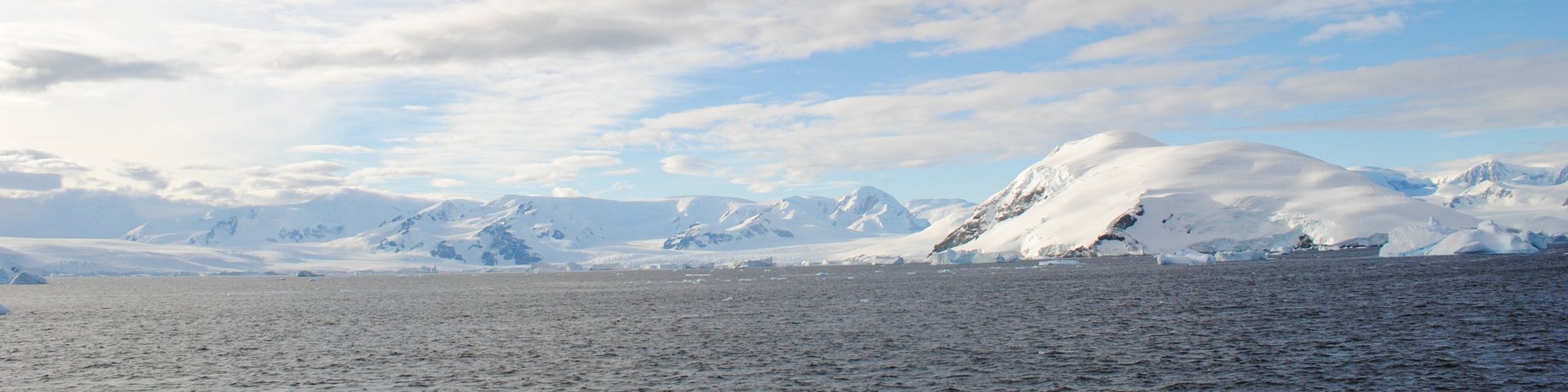 Schneebedeckte Berge am Ufer in Antarktika