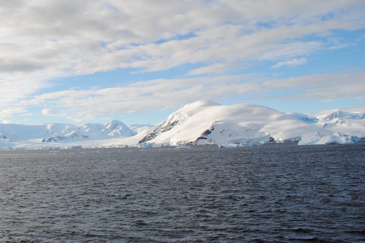 Schneebedeckte Berge am Ufer in Antarktika