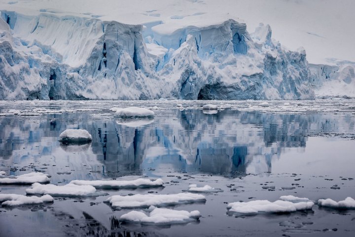 Spiegelnde Wasseroberfläche in der Antarktis