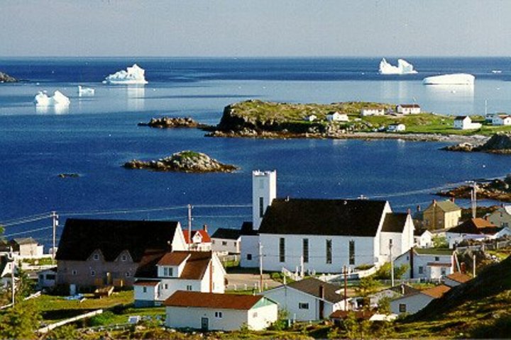 Twillingate in Neufundland mit Eisbergen in der Bucht
