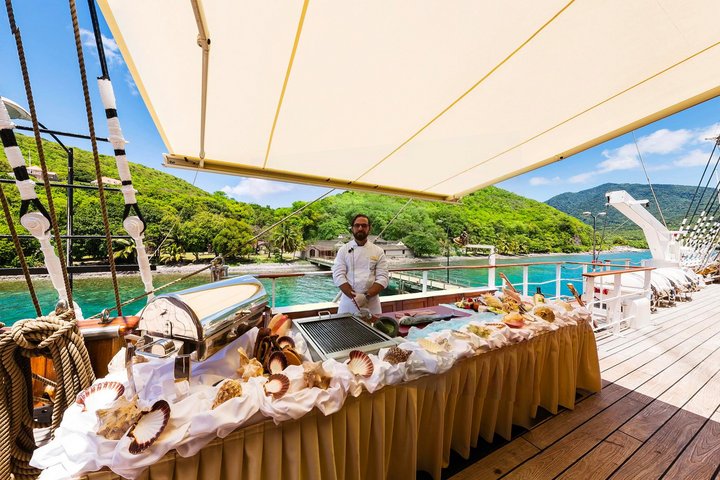 Buffet an Deck der Sea Cloud II