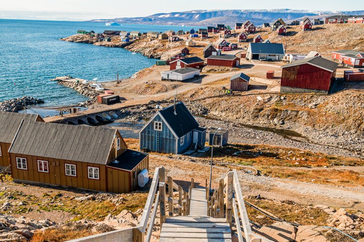 Häuser mit Holztreppe auf Grönland