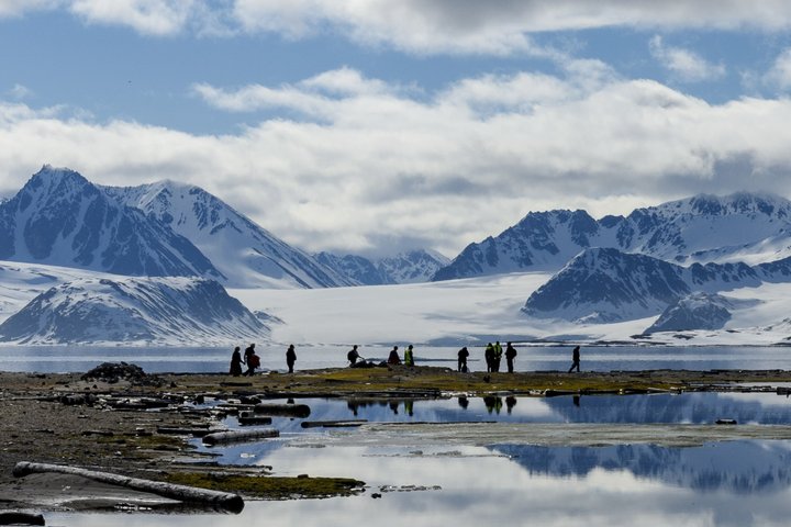 Bucht mit verschneiten Bergen auf Spitzbergen
