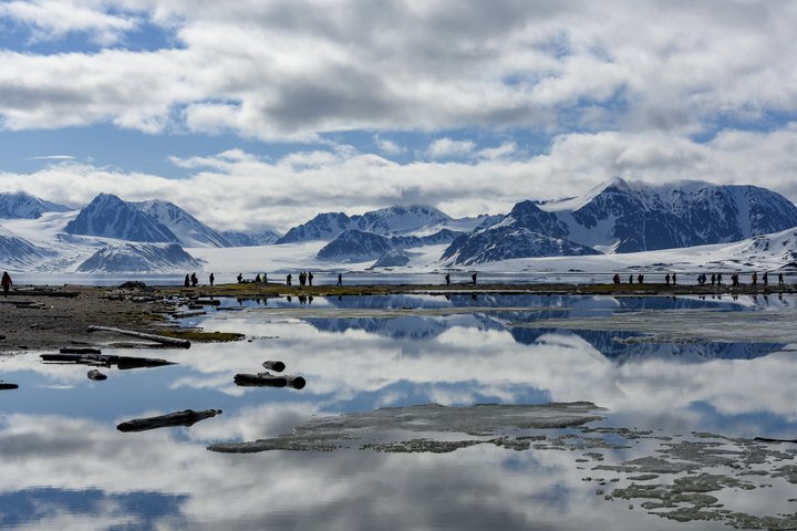 Bucht mit verschneiten Bergen auf Spitzbergen