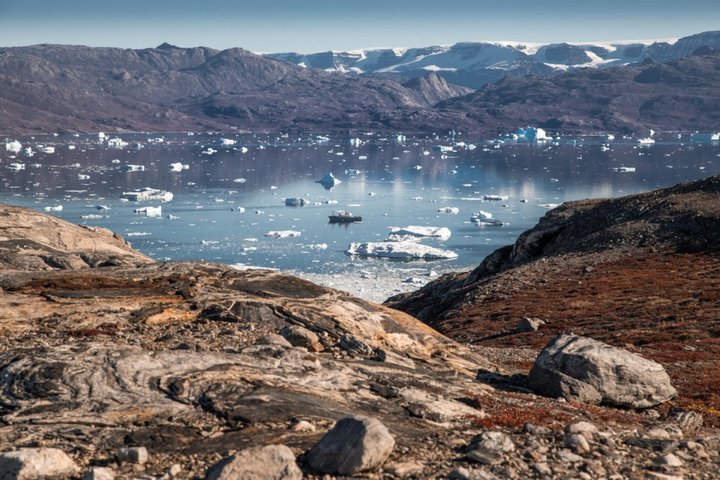 Fjord in Grönland mit Polarfront vor Anker