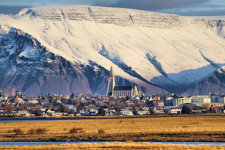 Reykjavik mit Bergen im Hintergrund