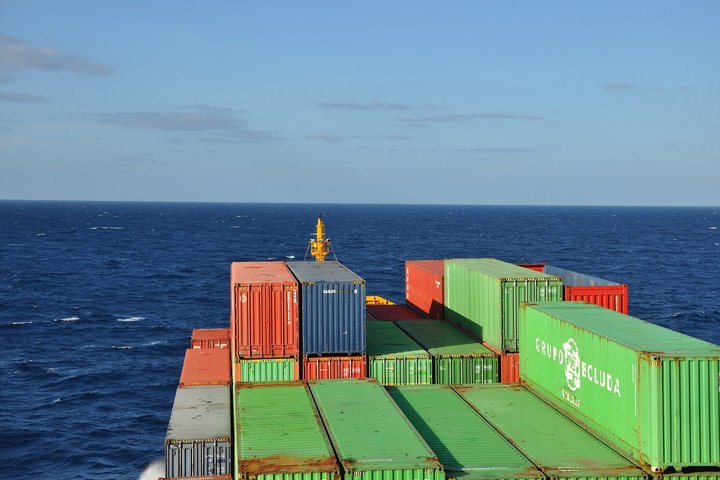Blick von Nock in Richtung Bug Blick vom Nock eines Containerschiffes in Richtung Bug
