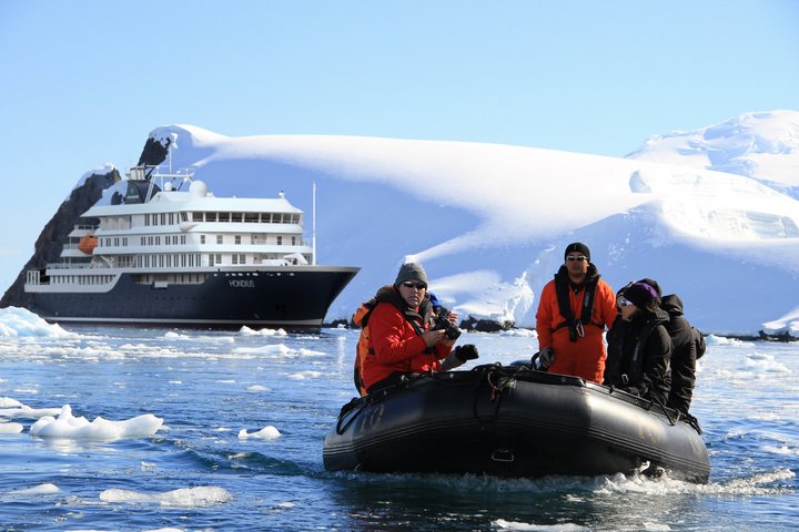 Schiff Hondius in der Antarktis