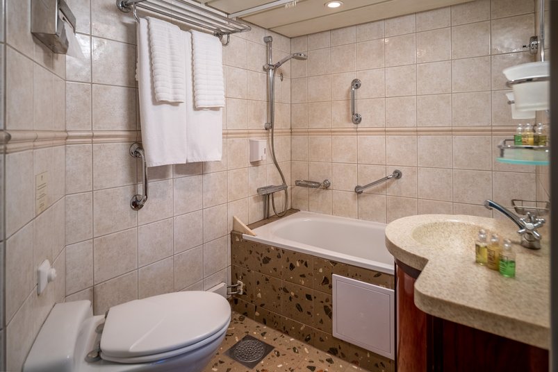 Badezimmer einer Junior Suite auf der MS Serenissima