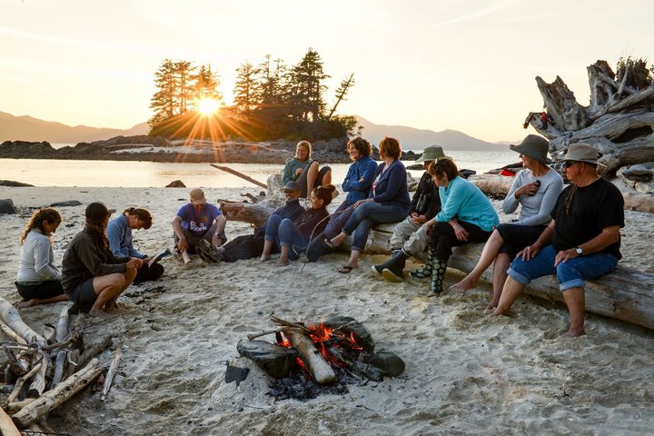 Abendliches Lagerfeuer während der Reise mit der «Swell» Abendliches Lagerfeuer während der Reise mit der «Swell»