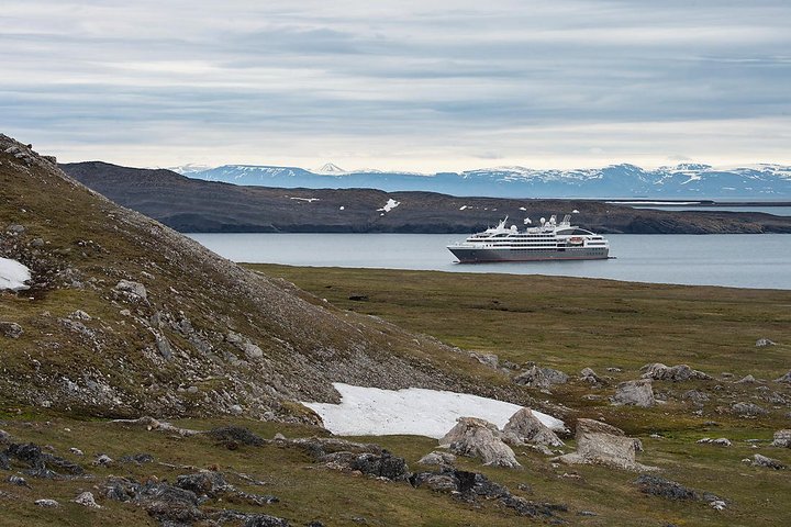 Ponant Expeditionsschiff in einer Bucht auf Spitzbergen Ponant Expeditionsschiff in einer Bucht auf Spitzbergen