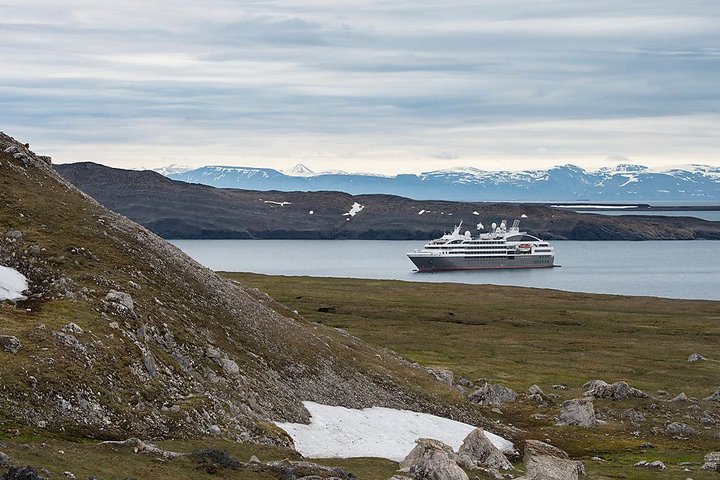 Ponant Expeditionsschiff in einer Bucht auf Spitzbergen