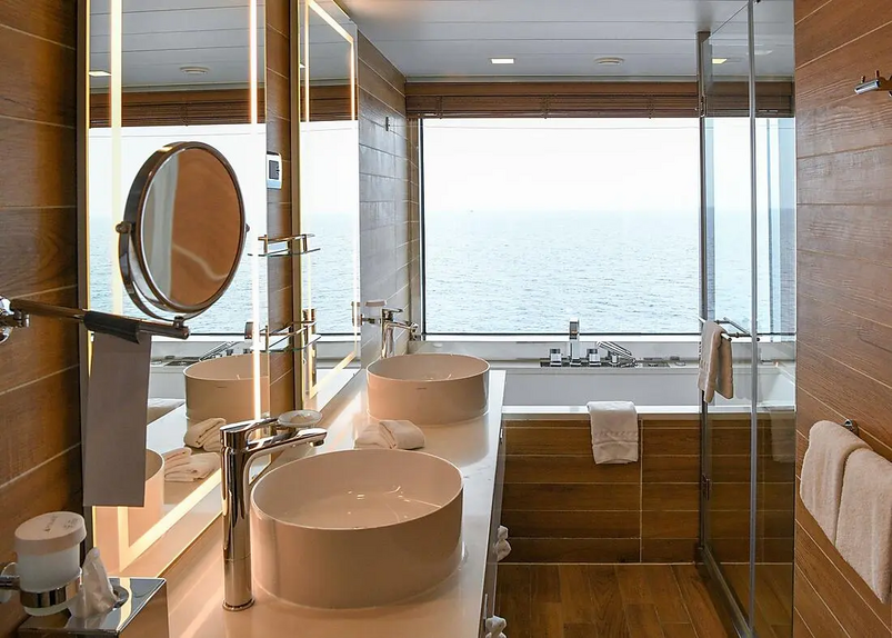 Nasszelle der Grand Suite auf einem Schiff der Explorerklasse von Ponant