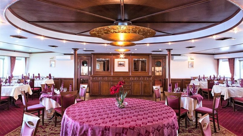 Restaurant auf dem Flusskreuzfahrtschiff Little Prince auf der Wolga