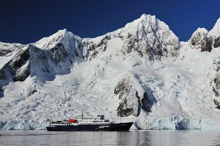 Die Plancius vor einer Bergkette in der Antarktis