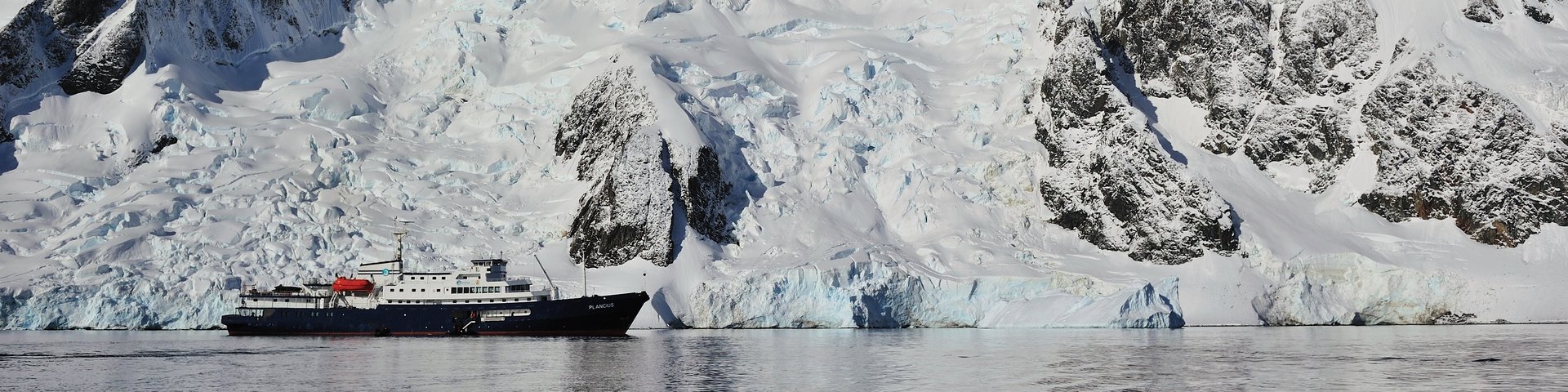 Die Plancius vor einer Bergkette in der Antarktis